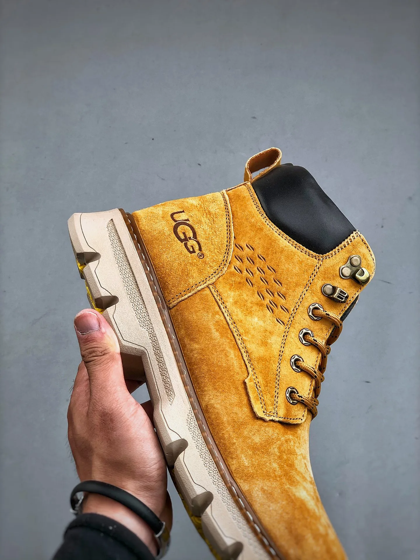 Local self-pickup💰560 supports store release New goods🚀UGG new autumn and winter men's mid-cut casual Martin boots series #Guangdong Dachang quality 25ss autumn and winter new style Fashion trend matching The fabric is imported from Italy frosted cowhide. The whole shoe is made of genuine cowhide material. The outsole and hardware are all made from OEM raw materials. Good products do not kill pigs. The quality of the first order is strictly controlled. The full set of official website unified packaging. Special products for outdoor use to prevent cold this winter. Daily casual matching A must-have for stylish men‼ American affordable luxury brand [UGG] Tasman Weather Hybrid Tasman hybrid series mid-top lightweight casual Martin boots" Size: 39-44 (one size larger than sports shoes)